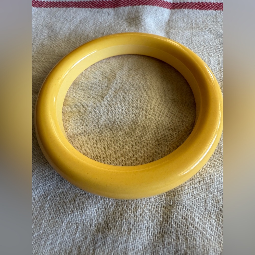Vintage carved Bakelite bangle striped butterscotch/cream/yellow.